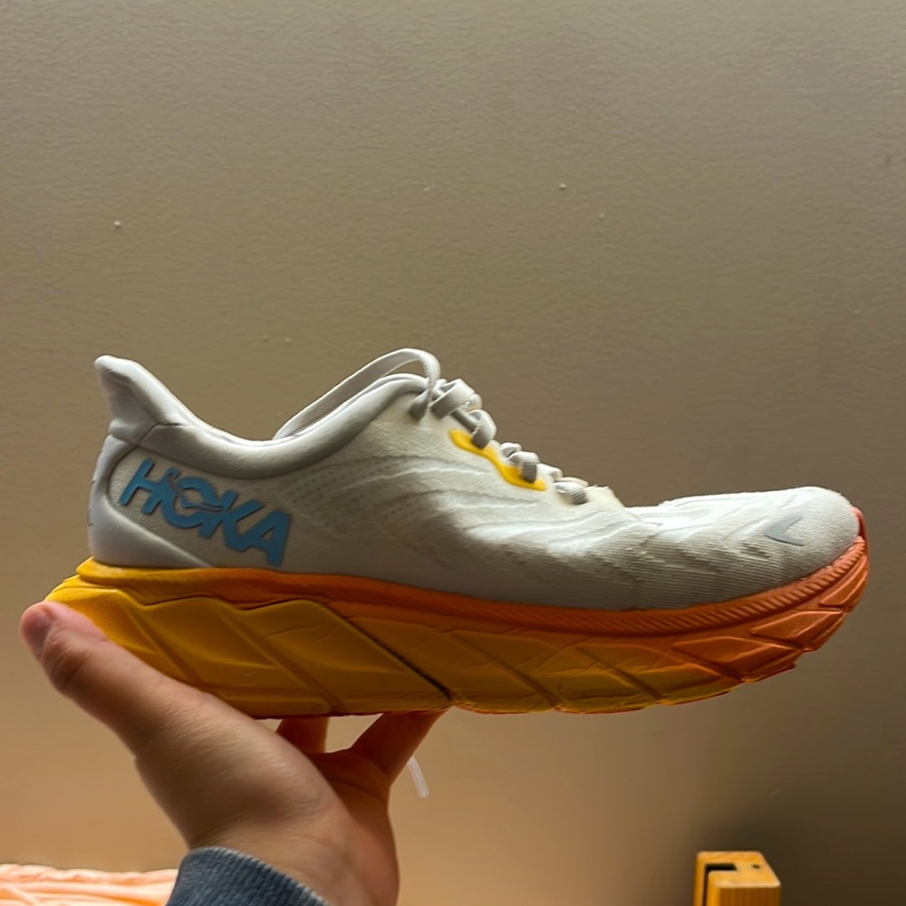 Women’s hokas Arahi 6 size 8.5B